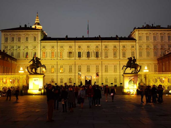 Torino Kraliyet Sarayı Müzeleri girişi ve Pollux ile Castor'un atlı heykelleri - Turin Royal Palace Museums entrance and Equestrian statues of Pollux and Castor