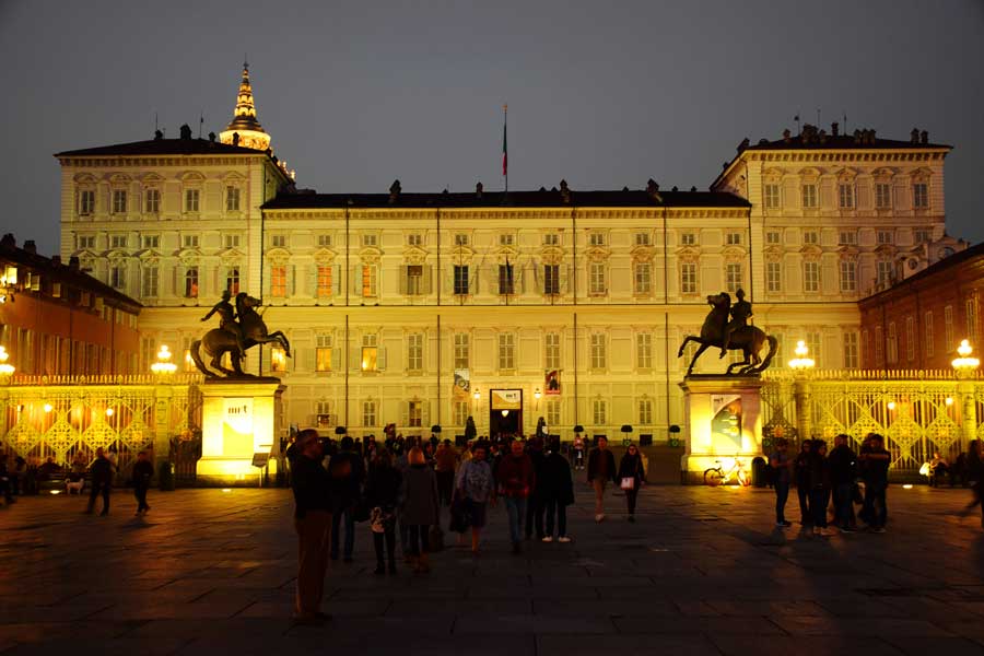 İtalya gezilecek yerler Torino Kraliyet Sarayı Müzeleri girişi ve Pollux ile Castor'un atlı heykelleri Torino Kraliyet Sarayı Müzeleri girişi ve Pollux ile Castor'un atlı heykelleri - Turin Royal Palace Museums entrance and Equestrian statues of Pollux and Castor
