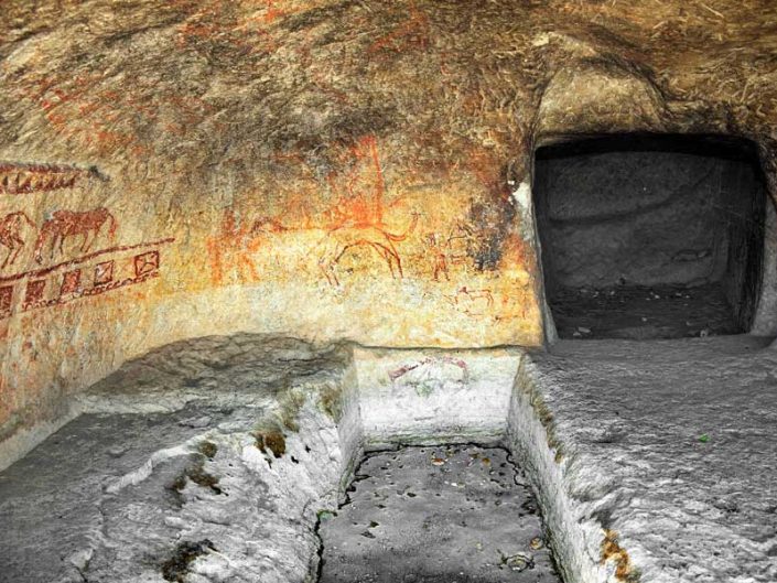 Malatya Onar Köyü kaya mezarı içindeki duvar resimleri - Murals inside the rock tomb of Onar Village