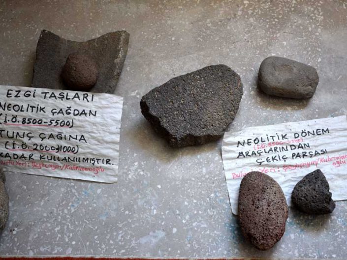Onar Köyü Cemevi içinde sergilenen tarihöncesi parçalar - Prehistoric pieces on display in Onar Village Cemevi