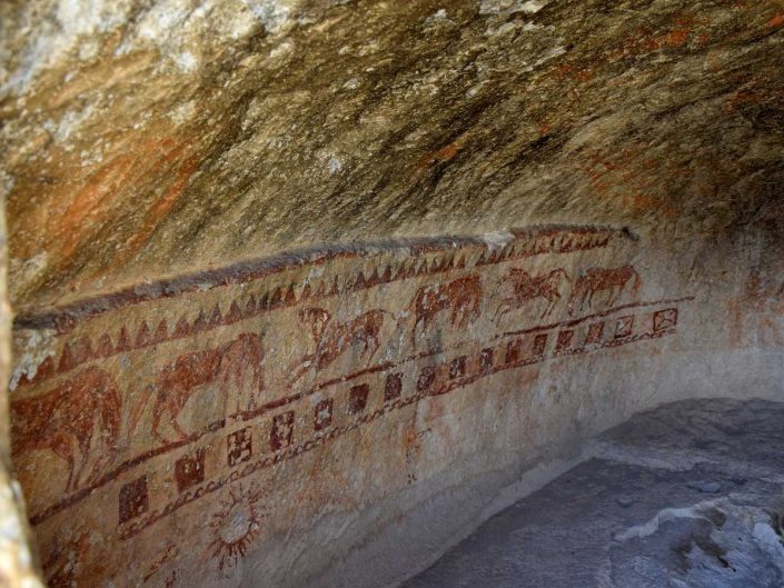 Onar Köyü kaya mezarı içindeki duvar resimleri - Murals inside the rock tomb of Onar Village