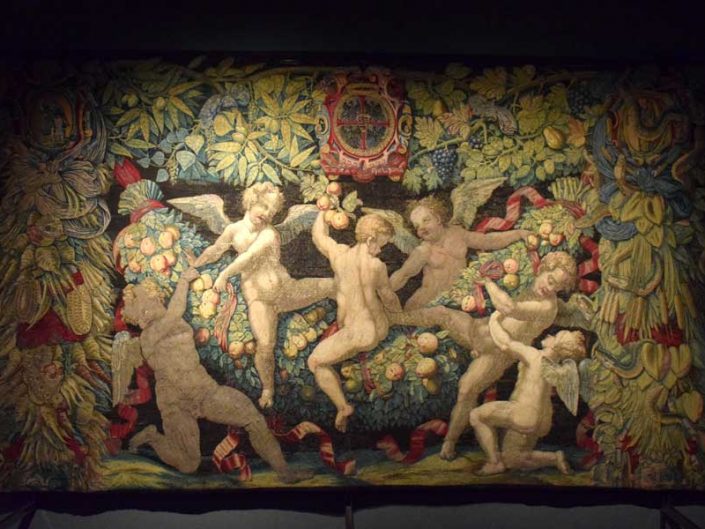 Milano Katedrali Müzesi danseden küçük melekler konulu halı 1554-1556 - Museum of Milan Cathedral, carpet themed of dancing little angels (putti)