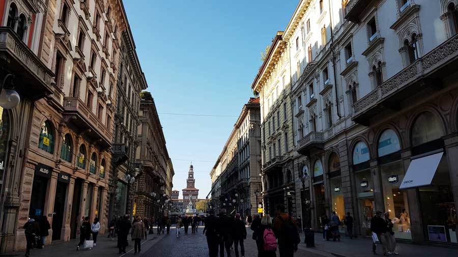 Sforzesco Şatosu ve Milano Via Luca Beltrami caddesi - Sforzesco Castle and Milan Via Luca Beltrami street