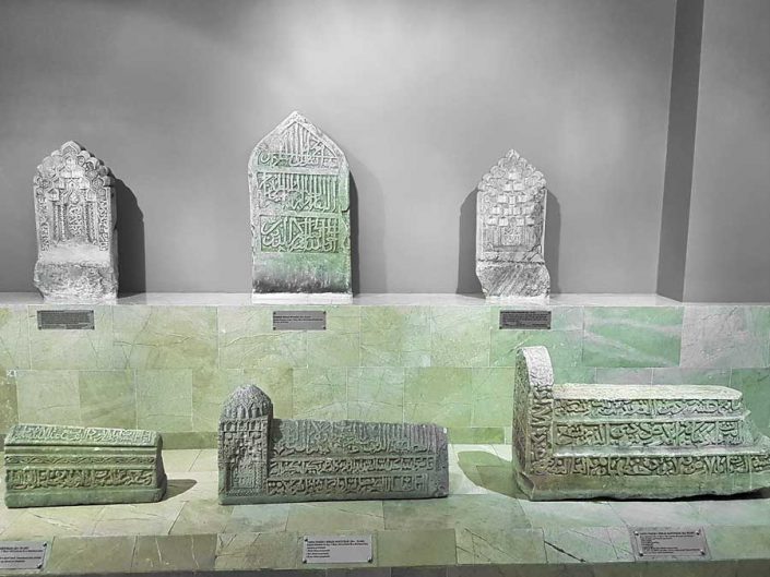 Sivas Arkeoloji Müzesi Selçuklu Dönemi yazılı nakışlı mezar sandukaları ve mezar taşları - Seljuks Period tombs and sarcophagi with embroidered inscriptions
