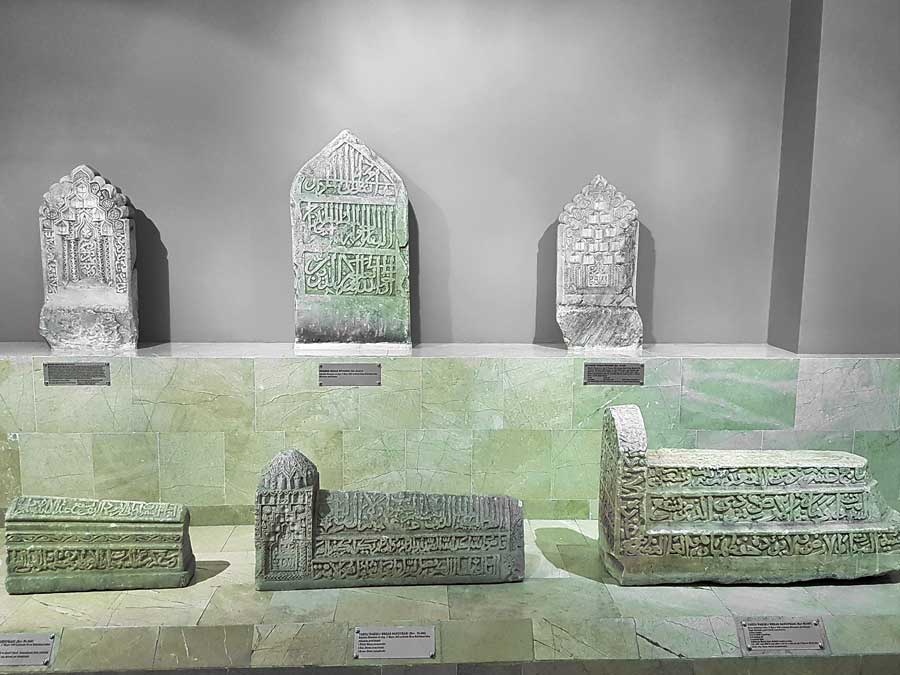 Sivas Arkeoloji Müzesi Selçuklu Dönemi yazılı nakışlı mezar sandukaları ve mezar taşları - Seljuks Period tombs and sarcophagi with embroidered inscriptions