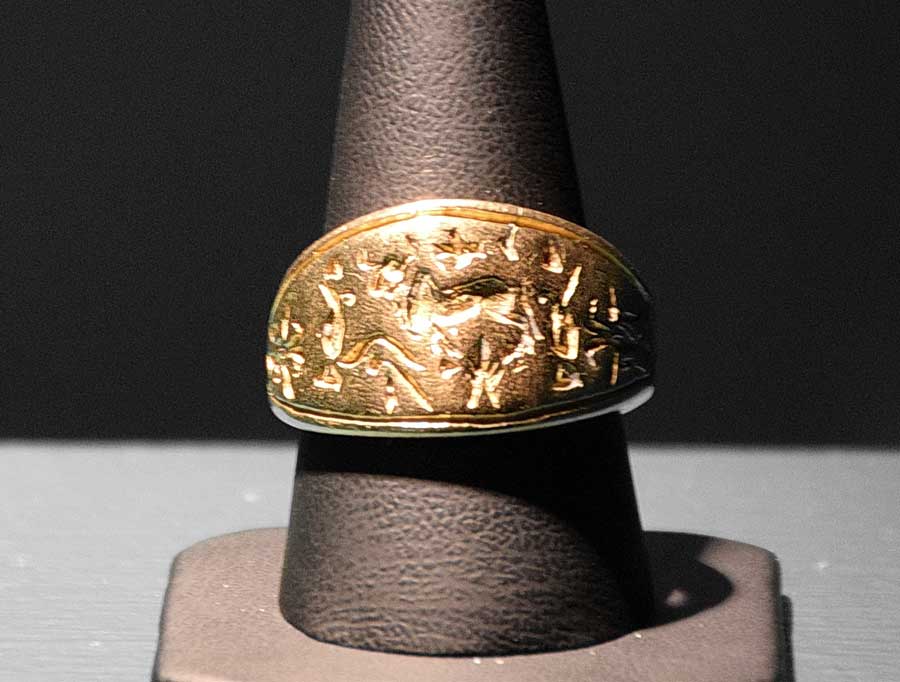Sivas Arkeoloji Müzesi Hitit dönemi altın mühür yüzük M.Ö. 1800 - Sivas Archaeology Museum Hittite period gold seal ring 1800 B.C
