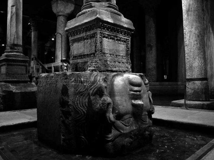 Yerebatan Sarnıcı fotoğrafları ters Medusa başı - Yerebatan (Basilica) Cistern photographs upside down Medusa head