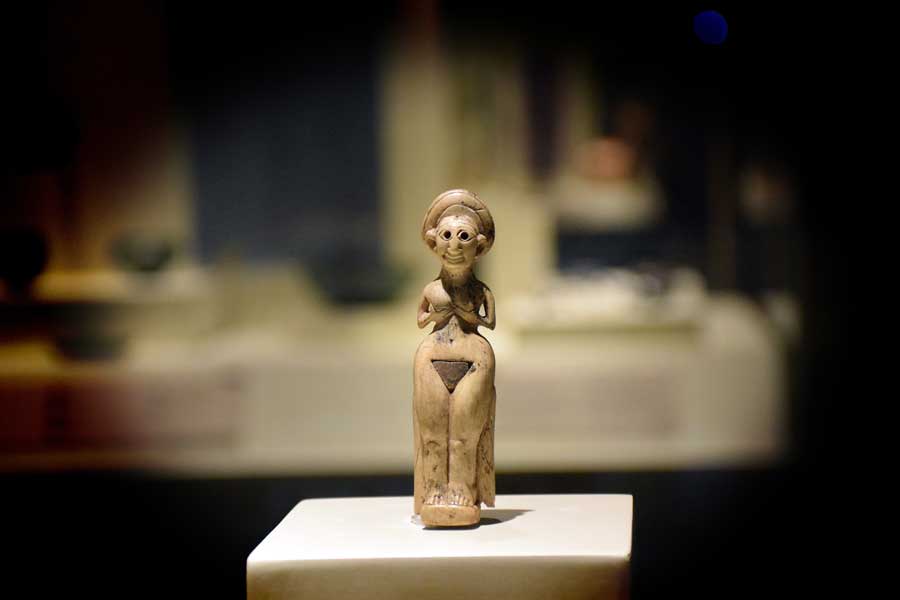 Anadolu Medeniyetleri müzesi Kültepe çıplak tanrıça heykelciği M.Ö.1800 - Kultepe Naked Goddess figurine , Assyrian trade colonies section Anatolian Civilizations Museum