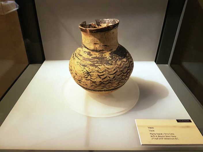 Anadolu Medeniyetleri müzesi Orta Taş çağı vazo M.Ö. 6000 Tilkitepe - Anatolian Civilizations Museum middle stone age vase 6000 B.C.