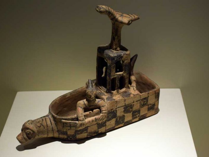 Anadolu Medeniyetleri müzesi fotoğrafları Asur ticaret kolonileri salonu sandal biçimli törensel kap Kültepe M.Ö. 1900 - Sandal shaped ritual vessel 900 B.C Kultepe, Anatolian