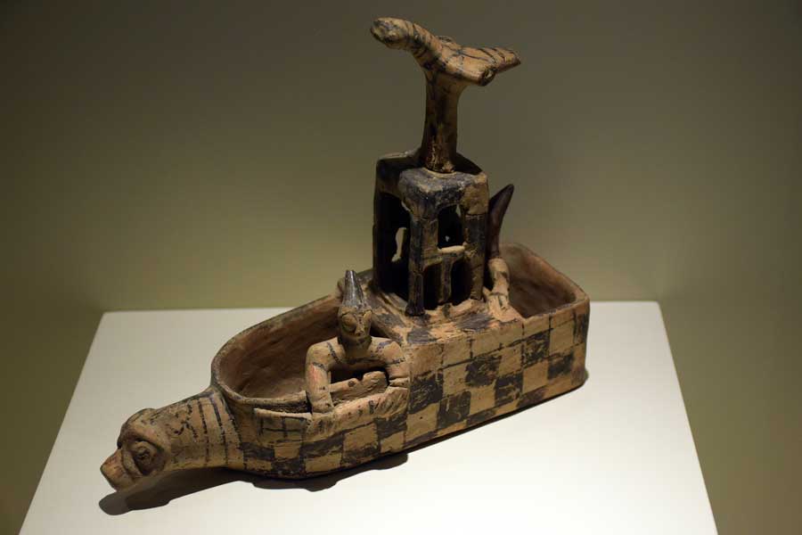Anadolu Medeniyetleri müzesi fotoğrafları Asur ticaret kolonileri salonu sandal biçimli törensel kap Kültepe M.Ö. 1900 - Sandal shaped ritual vessel 900 B.C Kultepe, Anatolian