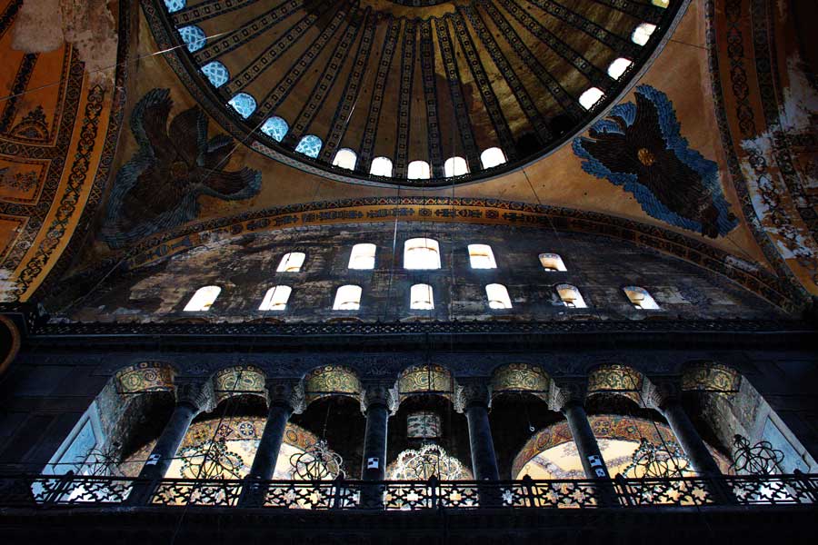 Ayasofya mozaikleri Serafim Meleği mozaikleri ve üst kat galerisi Ayasofya mozaikleri Serafim Meleği mozaikleri ve üst kat galerisi - mosaics of Seraphim Angel and top gallery of Hagia Sophia