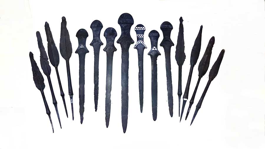 Malatya müzesi Arslantepe höyüğü dünyanın ilk kılıçları gümüş işlemeli bakır arsenik alaşımlı - Arslantepe mound world's first swords copper arsenic alloy decorated with silver