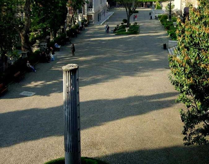 İstanbul Arkeoloji Müzesi avlusu, İstanbul Arkeoloji Müzesi fotoğrafları - Courtyard of Istanbul Archaeology Museum, Turkey