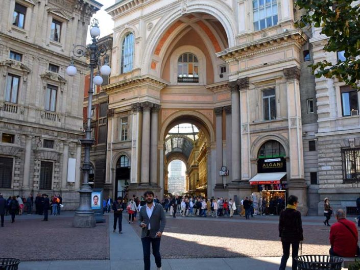 Milano Vittorio Emanuele II Çarşısı girişi - Milan Galleria Vittorio Emanuele II entrance