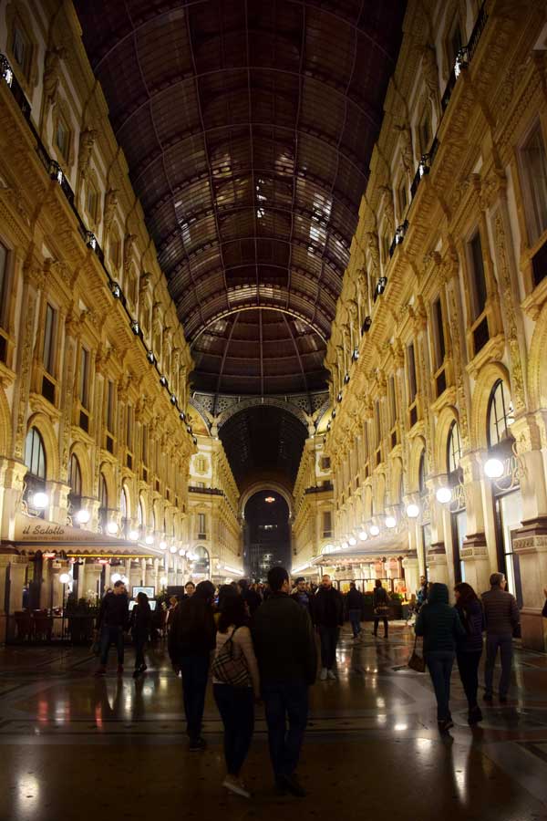 Milano Vittorio Emanuele II Çarşısı içi - Milan interior of the Galleria Vittorio Emanuele II