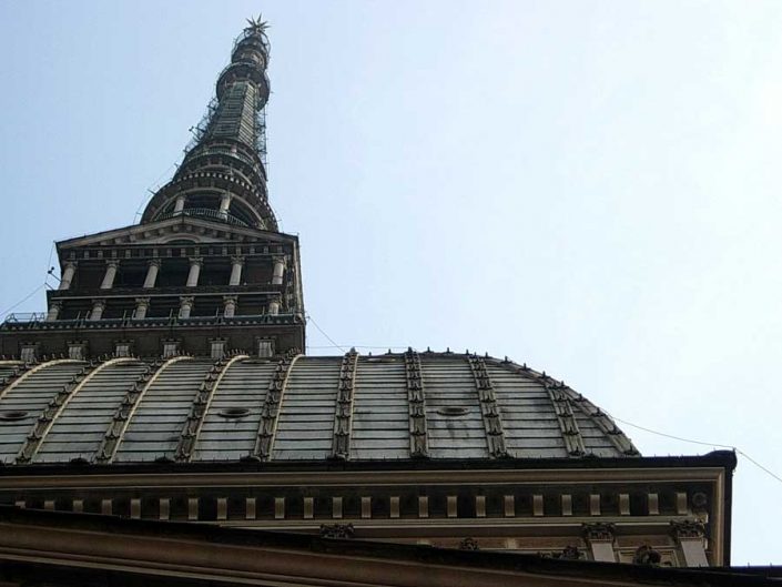 Torino gezilecek yerler Mole Antonelliana Ulusal Sinema Müzesi binası çatısı ve kulesi - roof and tower of the Turin National Museum of Cinema building Mole Antonelliana