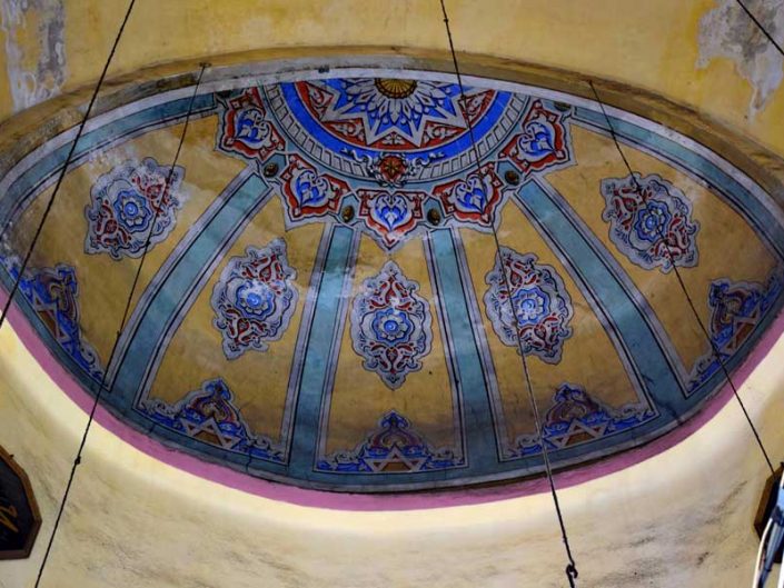 Gül Camii yarım kubbe ve kubbedeki deformasyonlar (eski adıyla St. Theodosia Kilisesi) - Gül Mosque half dome and deformations in the dome (formerly St. Theodosia Church)