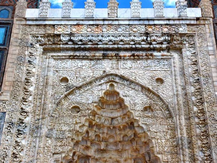 Gök Medrese veya Sahibiye Medresesi kapısı üzerindeki taş bezeme işçiliği - Sivas Gok Madrasah masonry details at portal