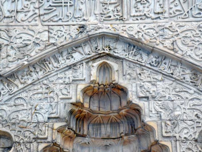 Sivas Gök Medrese veya Sahibiye Medresesi mukarnas, bezeme ve taş işçiliği detayları - Masonry details on the muqarnas at Sivas Gok Madrasah,