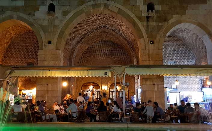 Sivas gezilecek yerler Şifaiye Medresesi iç avlusu ve kafeteryalar - Sivas places to visit Sifaiye Madrasah courtyard and cafeterias