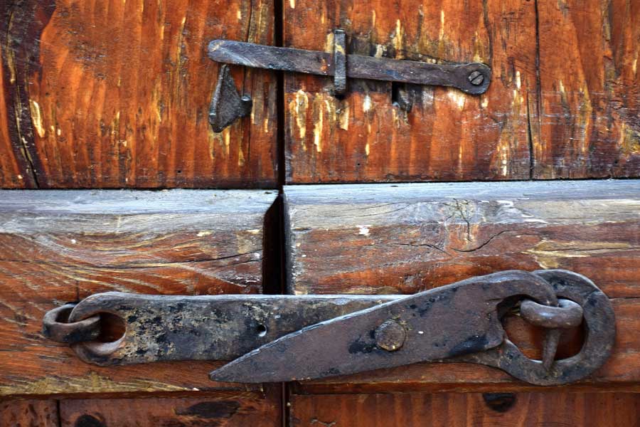Bakibey Konağı ahşap dış kapı kilit detayı - Burdur Bakibey mansion wooden exterior door lock detail