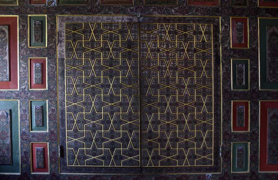 Bakibey Konağı kalemişi yüklük dolap kapağı - Traditional Turkish architecture Bakibey mansion hand-drawn ornamented cabinet door