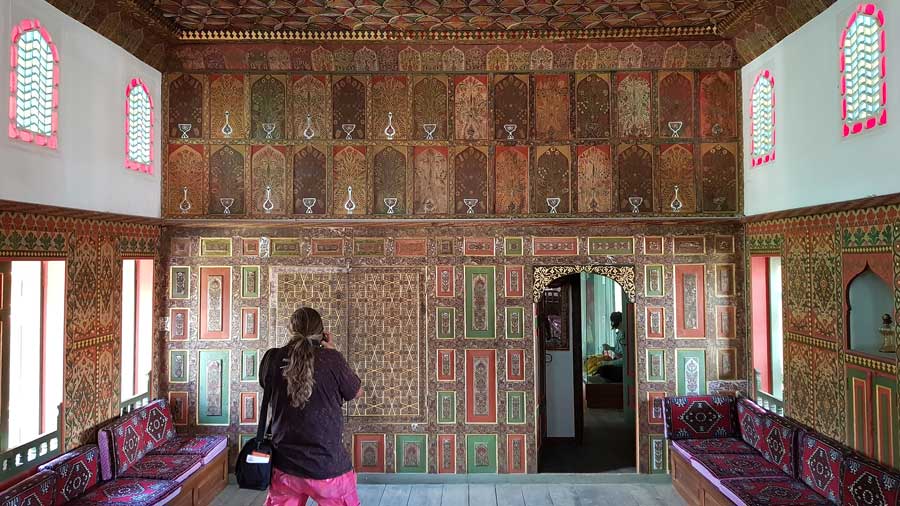 Burdur gezilecek yerler Bakibey Konağı başoda iç mekan kalemişi süslemeleri - Burdur places to visit Bakibey mansion main room hand-drawn decorations