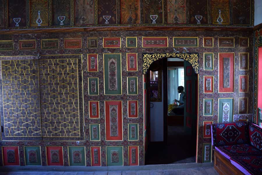 Burdur gezilecek yerler Bakibey Konağı ahşap dolap bezemeleri - Burdur places to visit Bakibey mansion timber cabinet decorations in main room