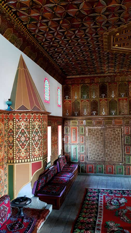 Burdur tarihi yerler Bakibey Konağı başoda iç mekan kalemişi süslemeleri - Traditional Turkish architecture Bakibey mansion main room hand-drawn decorations