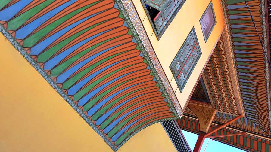 Klasik Türk Evi mimarisi Burdur Bakibey Konağı işlemeli eliböğründe ve saçak kaplamaları - Traditional Turkish architecture Bakibey mansion bracket support and eaves ornamented cladding