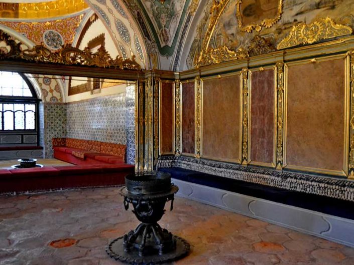 Topkapı Sarayı Kubbealtı Divan-ı Hümayun binası içi - Topkapı Palace Divan Hall interior decorations