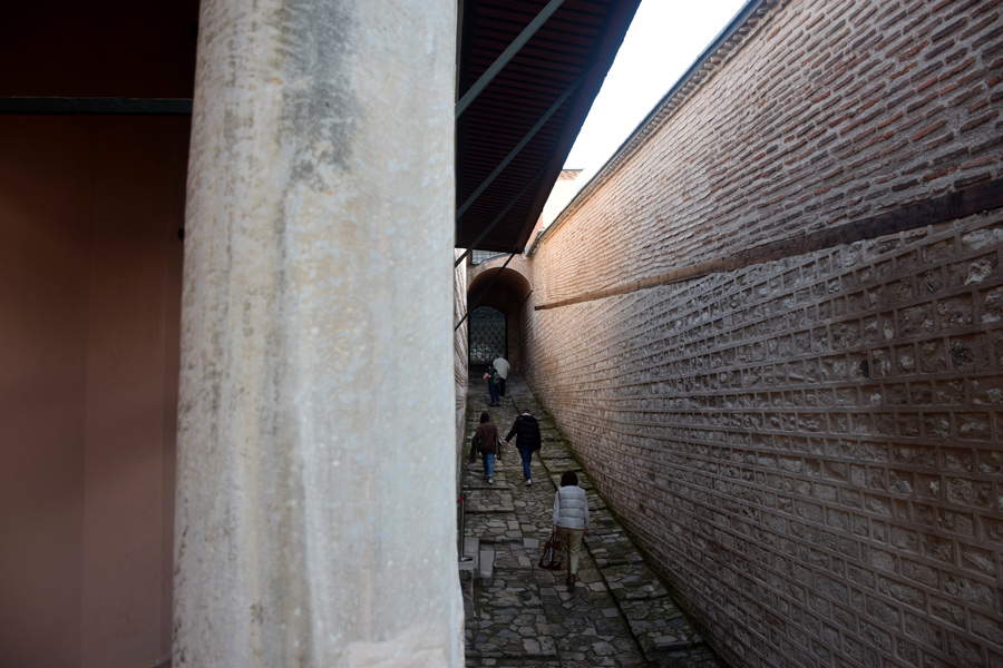 Harem Araba Kapısına çıkan büyük biniş rampasının ikinci kısmı - Harem second part of the grand ramp leading to the Carriage Door