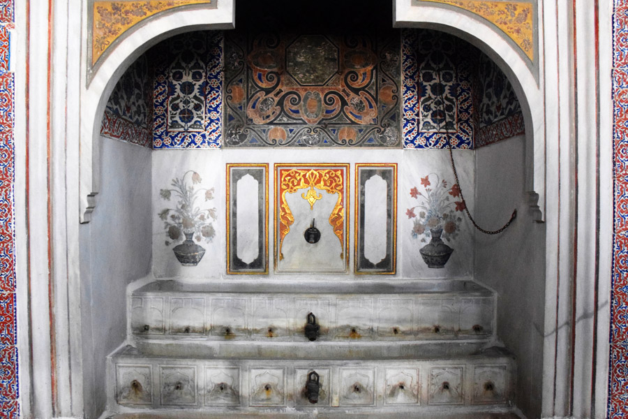Harem III. Murad Has Odası içindeki selsebil çeşme - Harem bedroom of Murad the 3rd, tiered ornamental fountain