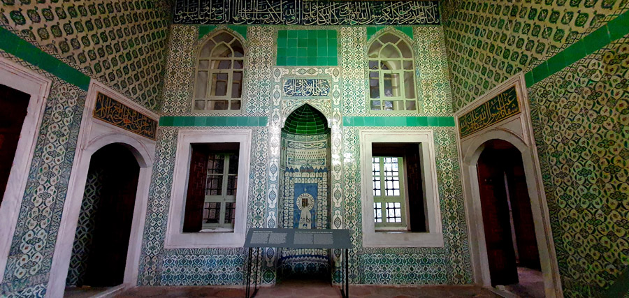 Harem Karaağalar Mescidi içi ve çini süslemeleri - Harem interior and decorated tiles of the mosque of Black Eunuchs