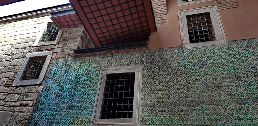 Harem Karaağalar taşlığı cephe ve çini panoları - Black Eunuchs' courtyard facade and decorated tiles