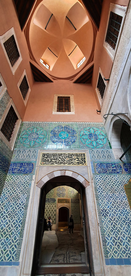 Harem Karaağalar taşlığı girişi - Entrance of the Black Eunuchs' courtyard