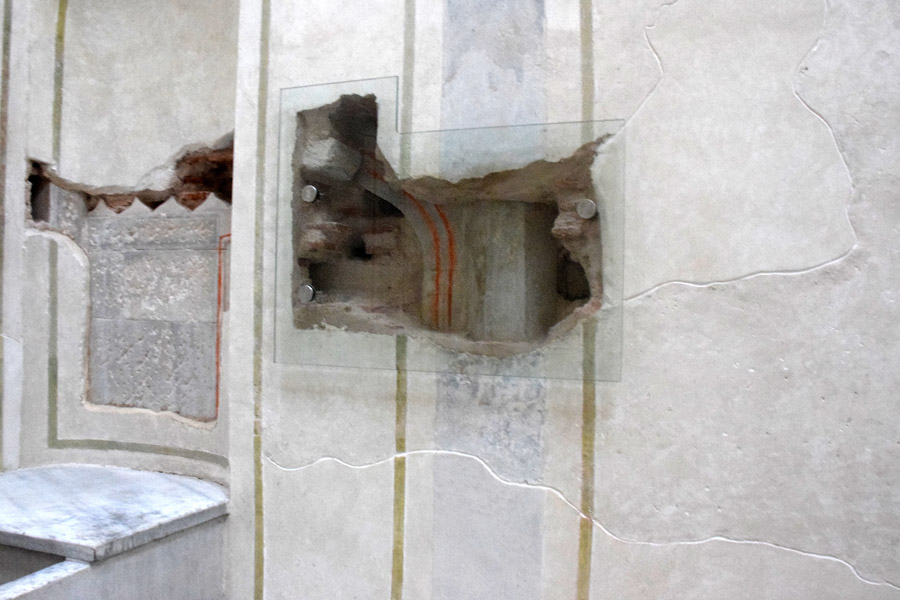 Harem Valide Sultan hamamı sıcak su tesisatı - Bath of the Sultan's Mother hot water system in original decorated wall