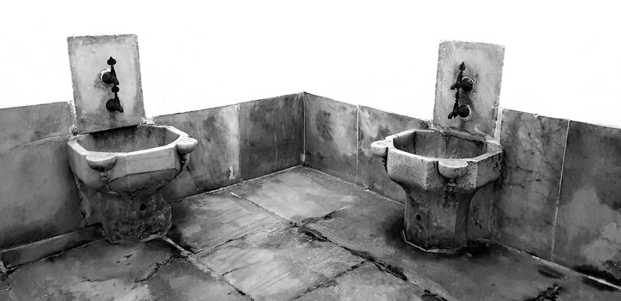 Harem Zülüflü Baltacılar Koğuşu hamamı kurnaları - Harem Dormitories of Tressed Halberdiers' bath basins