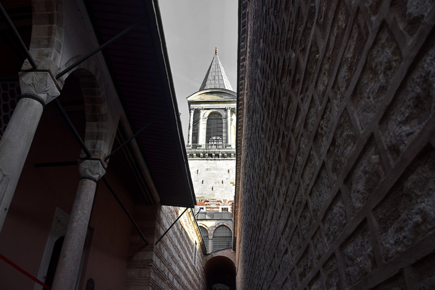 Topkapı Sarayı Harem Dairesi Şal Kapısından Adalet Kulesi - Topkapı Palace Divan Tower from the Shawl Gate in Harem