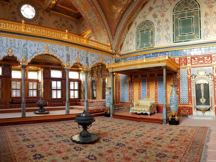 Topkapı Sarayı Harem Hünkar Sofası işlemeli iç mekanı ve taht - Topkapı Palace Harem Royal Saloon's decorated interior and throne