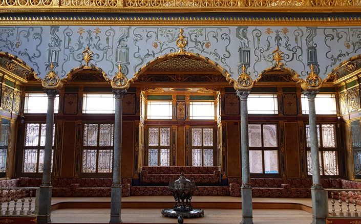 Topkapı Sarayı Harem Hünkar Sofası sedirli iç odası- Topkapı Palace Harem Royal Saloon's decorated room with divan