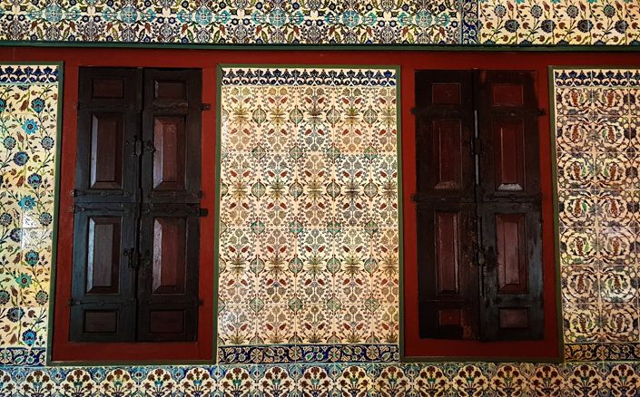 Topkapı Sarayı Harem Zülüflü Baltacılar Koğuşu orijinal duvar çinileri - Topkapı Palace Harem Dormitories of Tressed Halberdiers' original glazed wall tiles