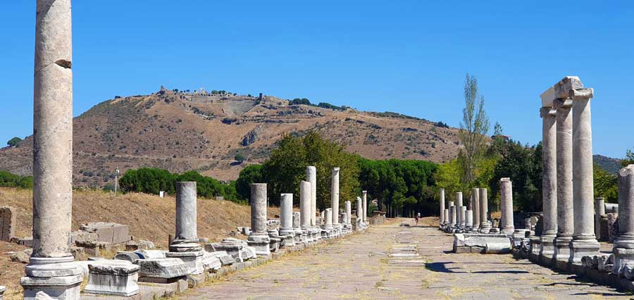Asklepion Tıp Merkezi Via Tecta ve Pergamon antik tiyatrosu - Via Tecta (the sacred way in the Asclepieion) and Pergamon ancient theatre
