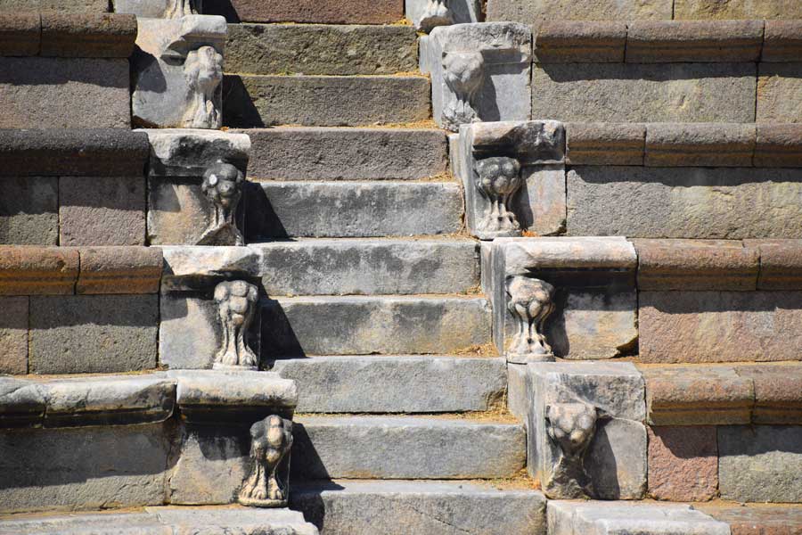 Asklepion antik tiyatro detayı ve heykelcikleri - Asclepieion ancient theater detail and statuettes
