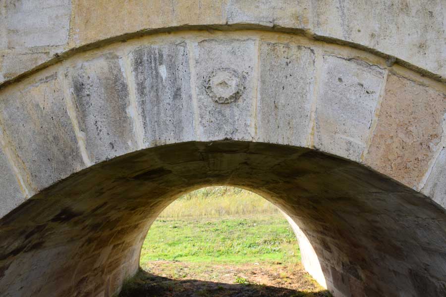 Uzunköprü kemerleri kabartmalı kilit taşı - Uzunköprü arches embossed keystone