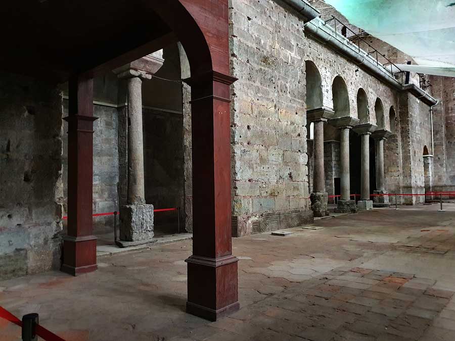 Aya İrini Kilisesi naousu ve yan nef sütunları - Hagia Irene Church nave and side nave columns