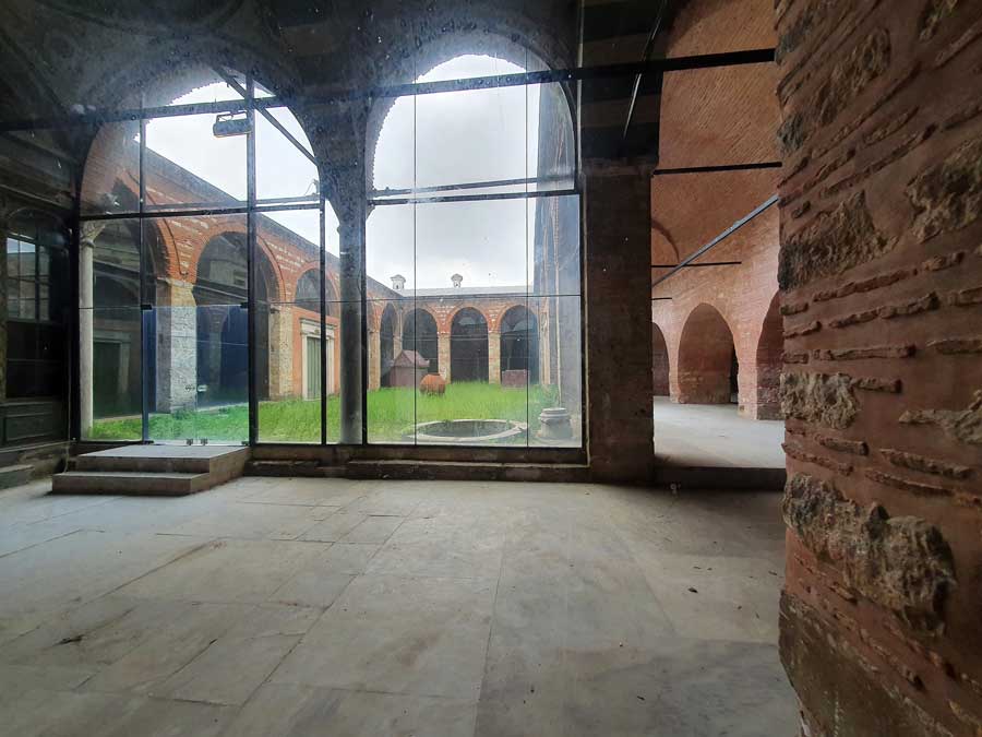 Aya İrini Kilisesi narteksten Atrium'a bakış - Atrium of the Church of Hagia Irene