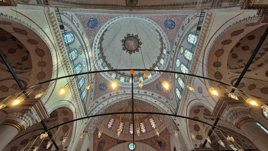Beyazıt Camii içi, ana kubbe ve yarım kubbe - Beyazıt Mosque interior, main and half domes
