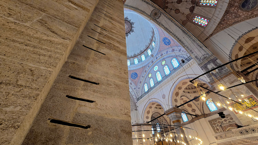 Beyazıt Camii içi ve fil ayaklarında restorasyon izleri - Beyazıt Mosque interior, restoration details on the pillar